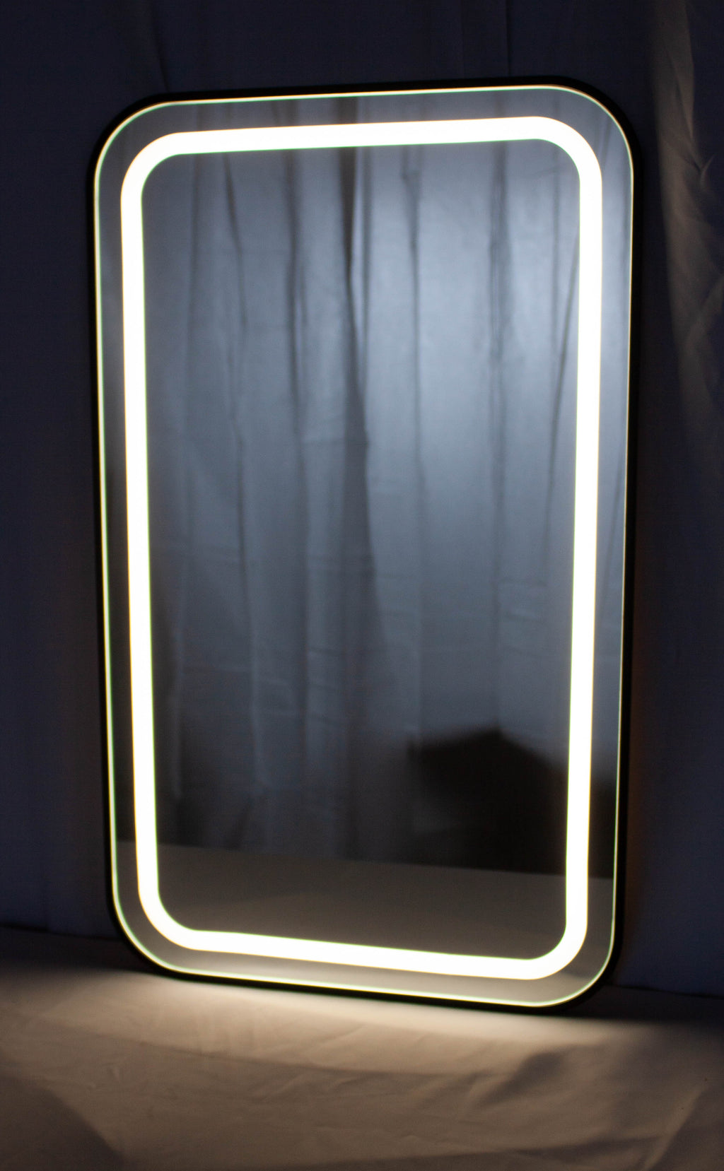 Veidrodis su apšvietimu ir juodu rėmeliu