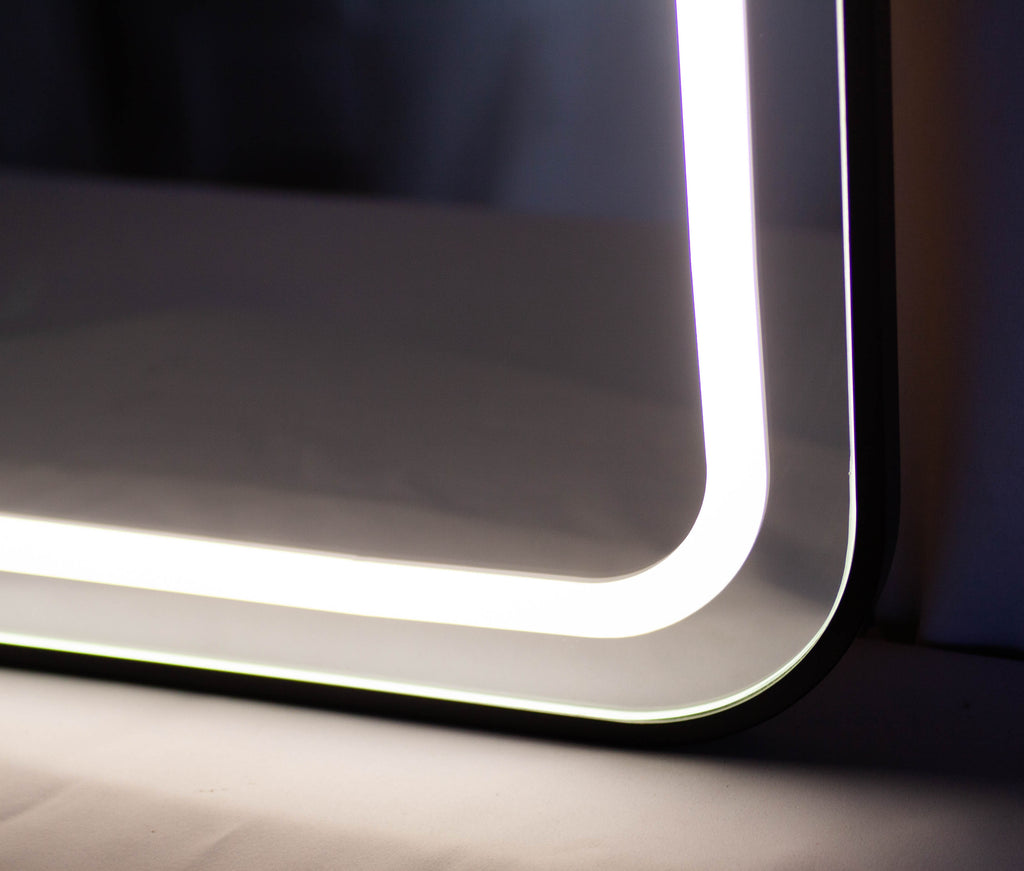 Veidrodis su apšvietimu ir juodu rėmeliu