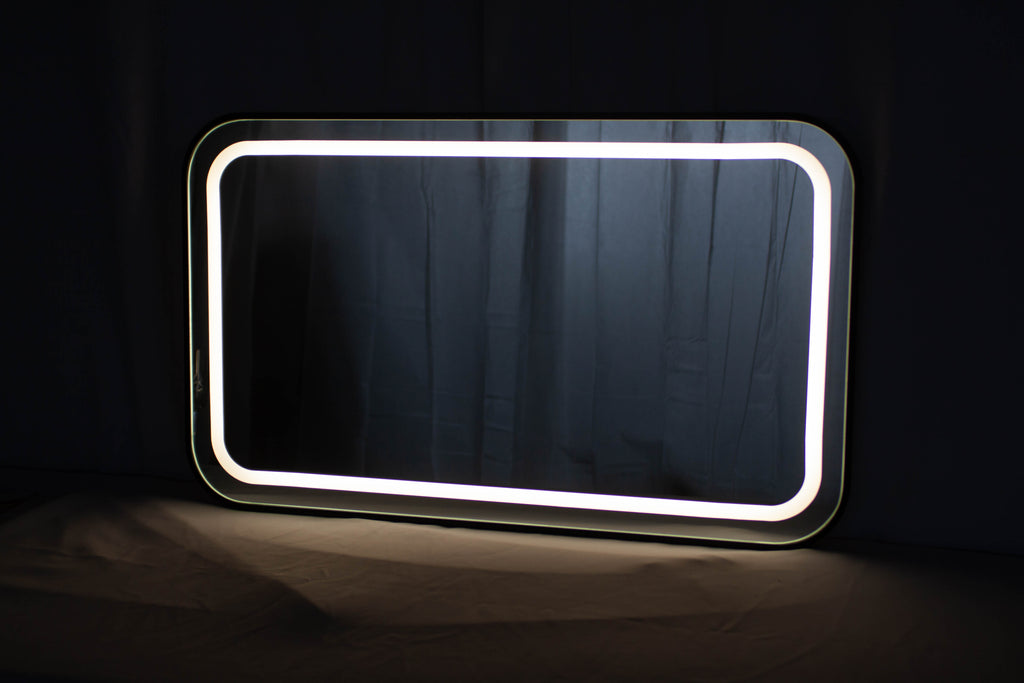 Veidrodis su apšvietimu ir juodu rėmeliu