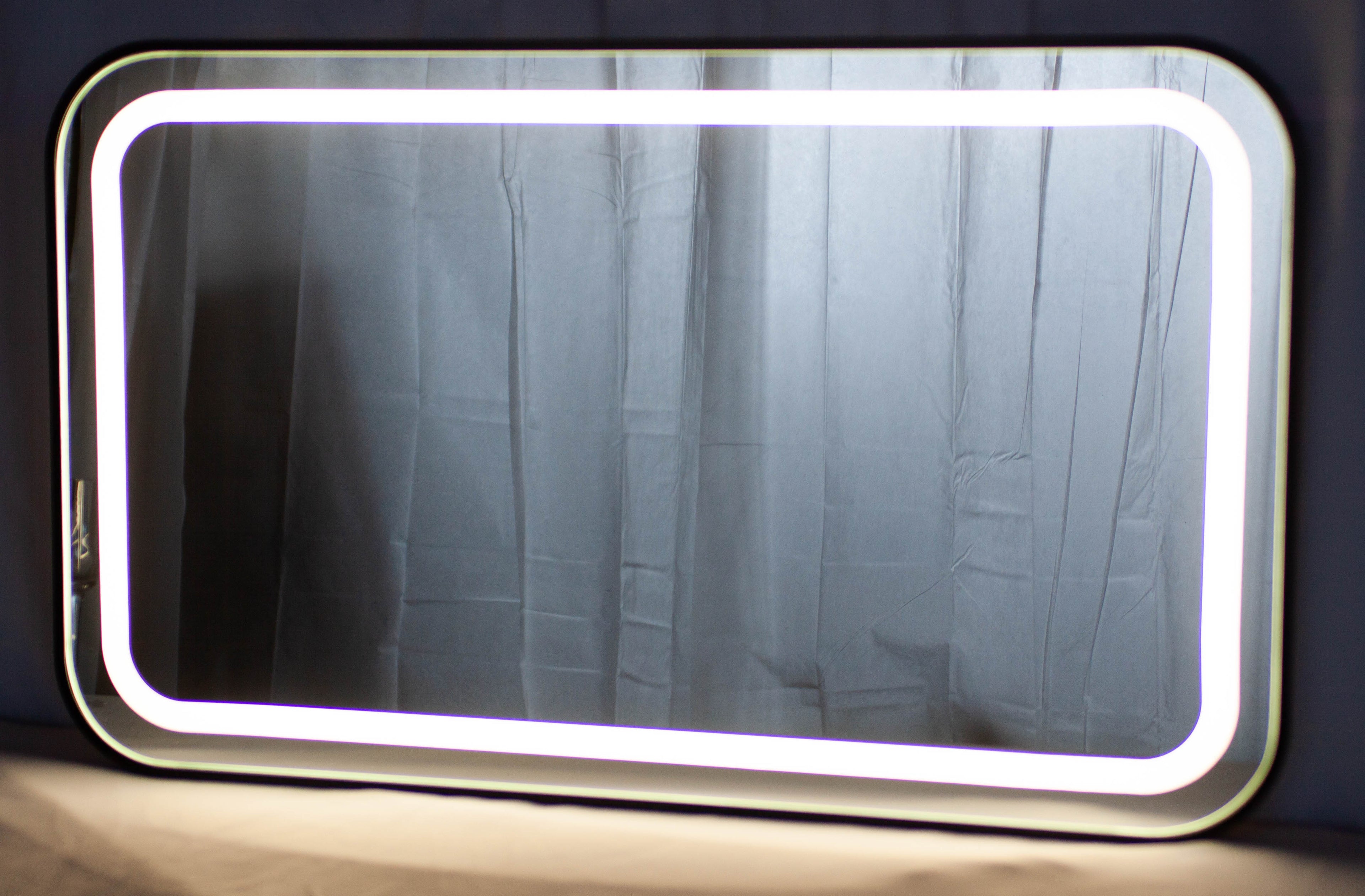 Veidrodis su apšvietimu ir juodu rėmeliu