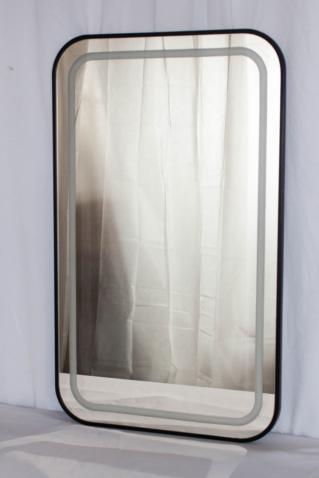 Veidrodis su apšvietimu ir juodu rėmeliu