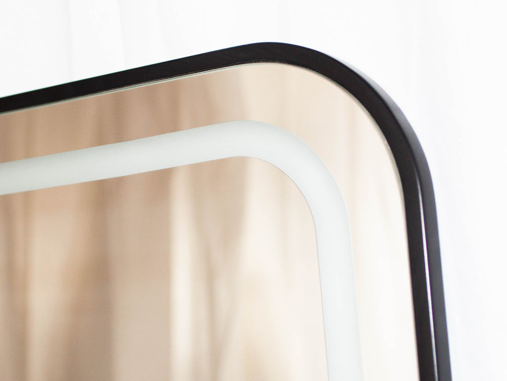 Veidrodis su apšvietimu ir juodu rėmeliu