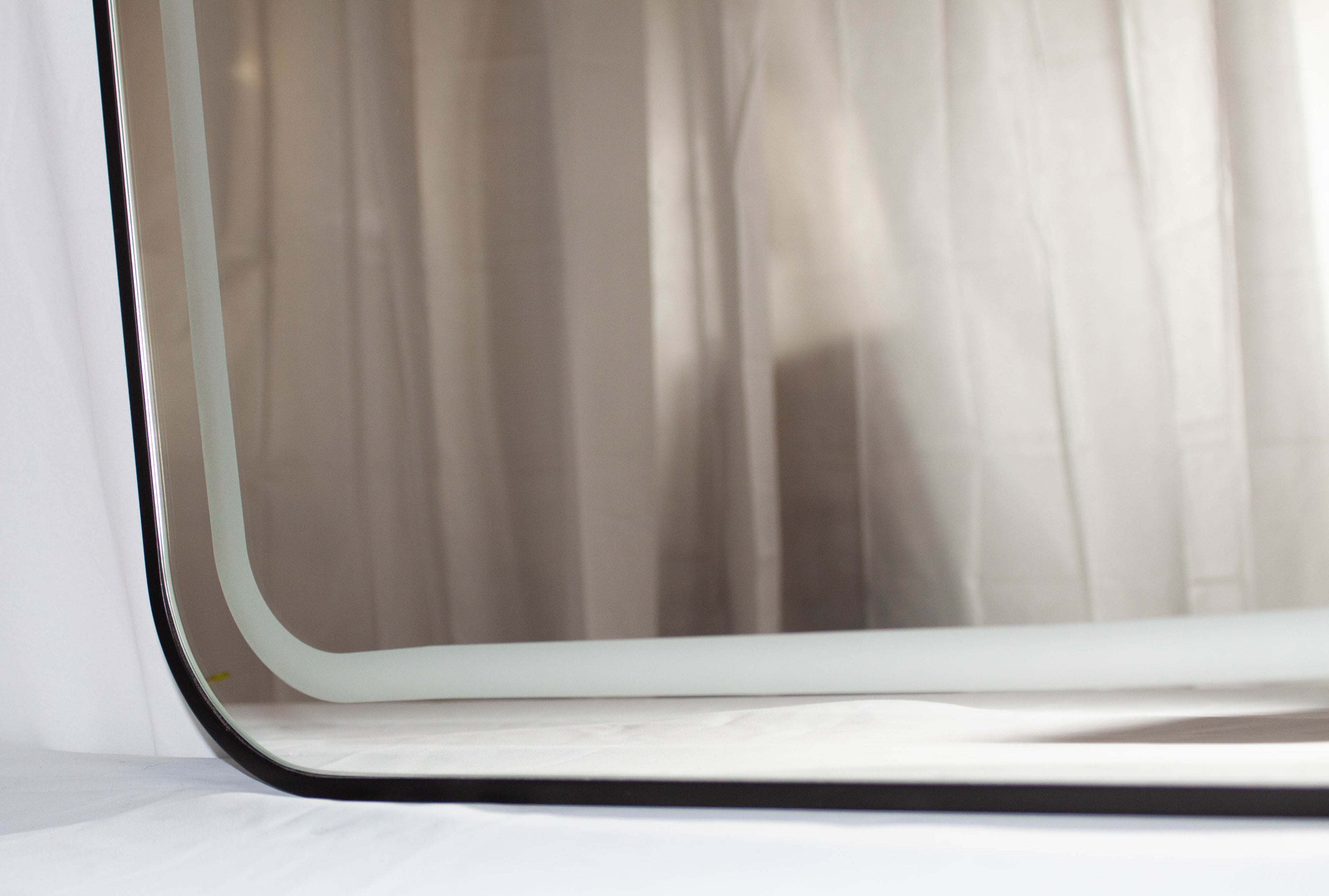 Veidrodis su apšvietimu ir juodu rėmeliu