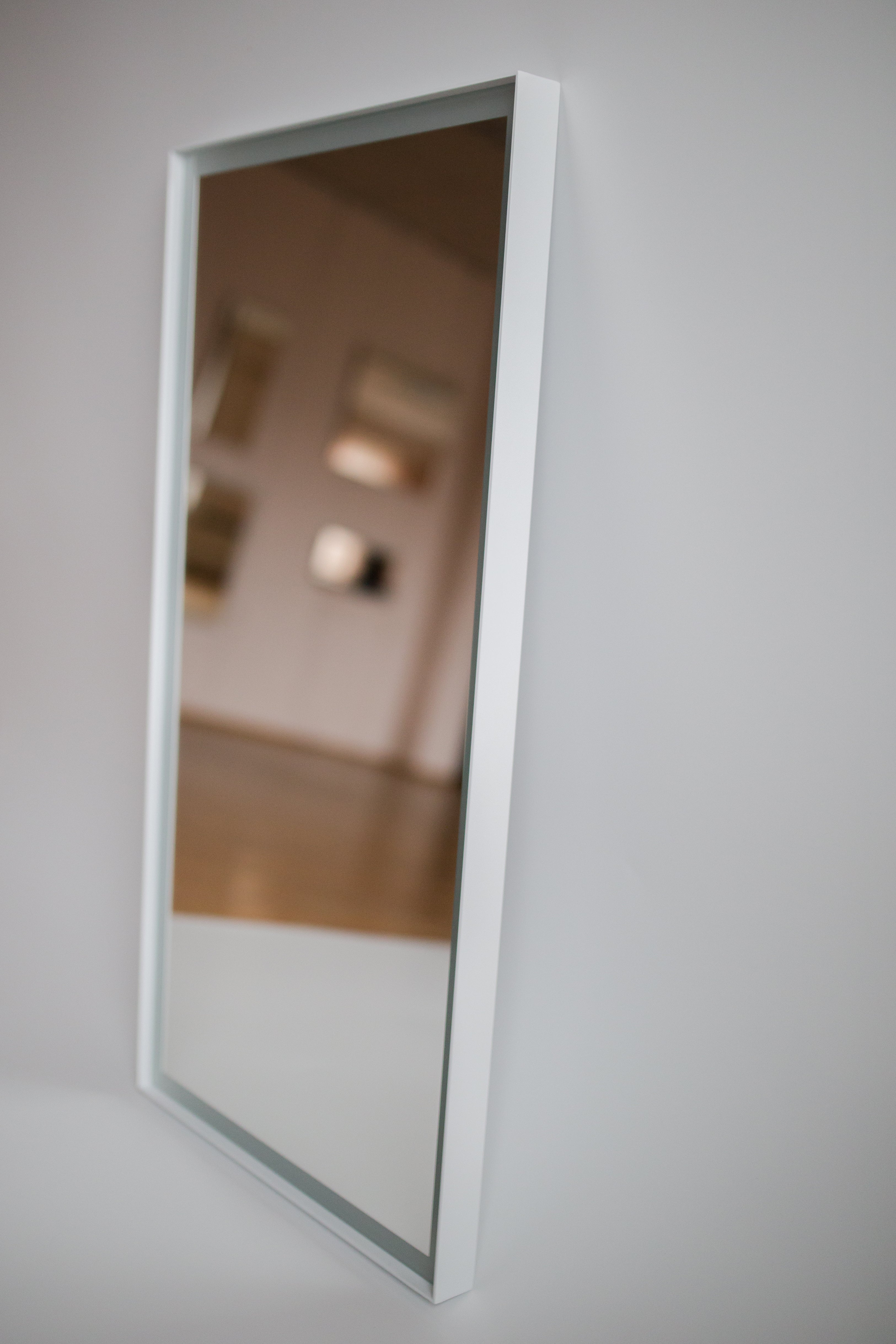 Veidrodis su apšvietimu irbaltu rėmeliu