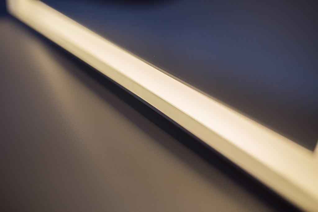 Veidrodis su apšvietimu irbaltu rėmeliu