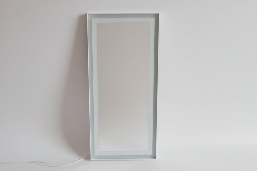Veidrodis su apšvietimu irbaltu rėmeliu