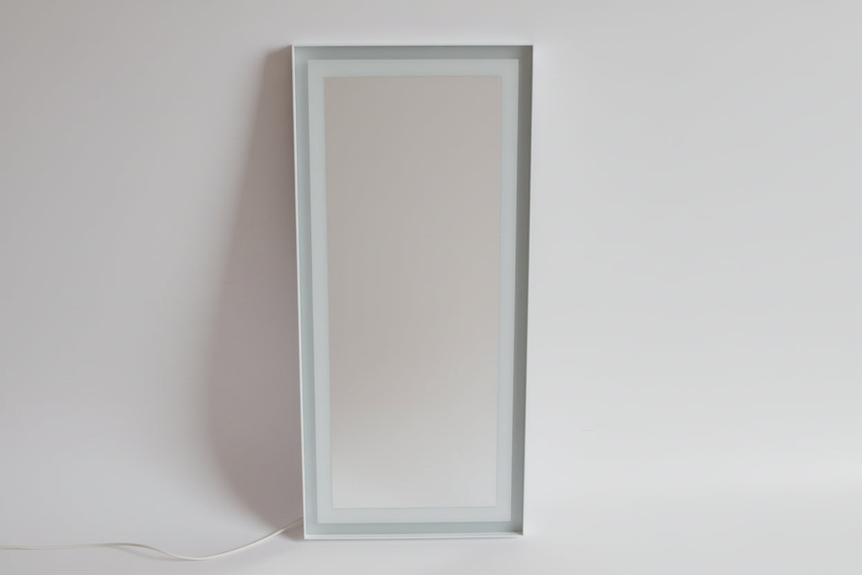 Veidrodis su apšvietimu irbaltu rėmeliu