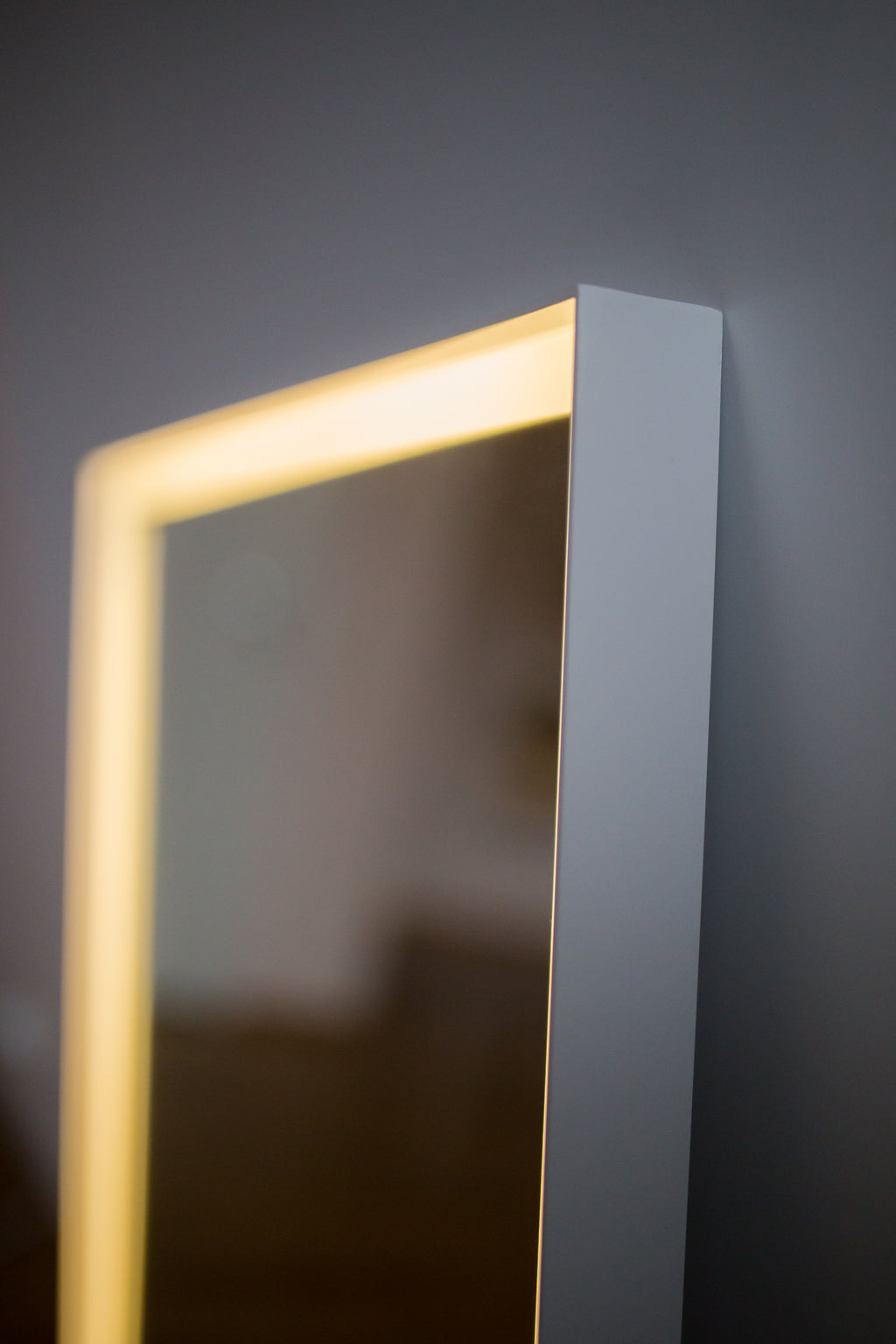 Veidrodis su apšvietimu irbaltu rėmeliu