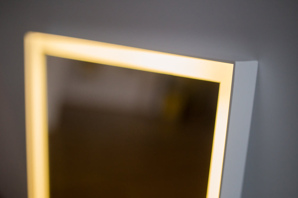 Veidrodis su apšvietimu irbaltu rėmeliu