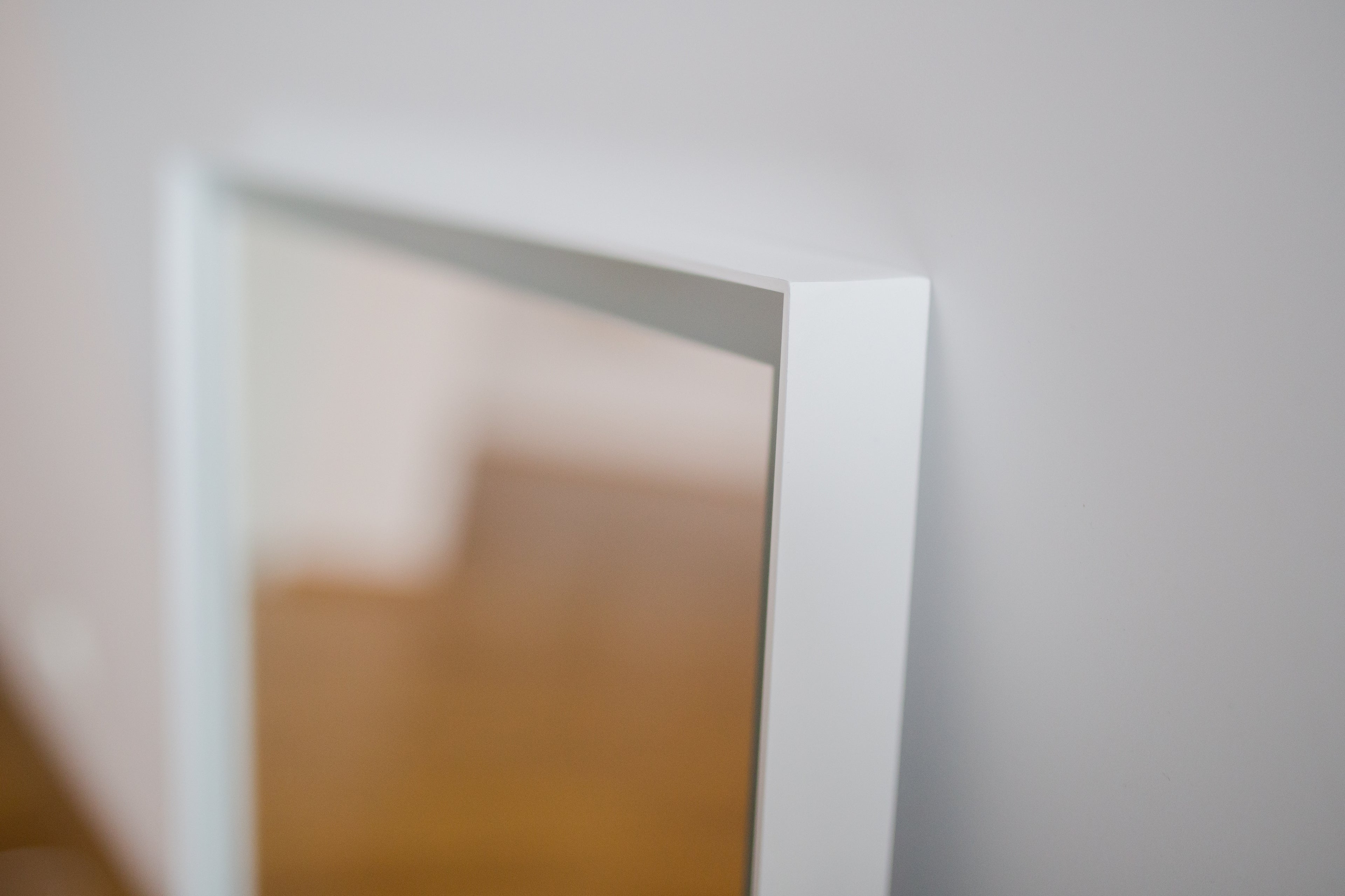 Veidrodis su apšvietimu irbaltu rėmeliu